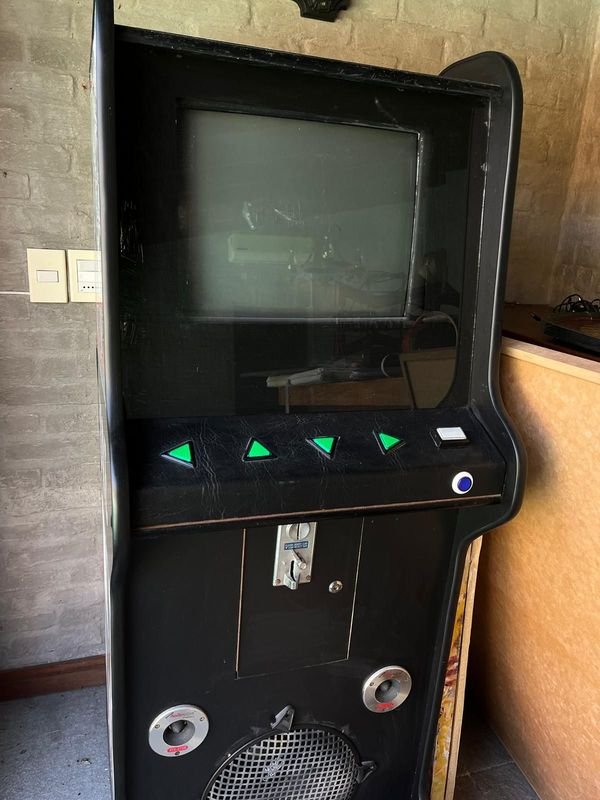 Rockola Arcade Vintage con Diseños de The Clash y The Cure
