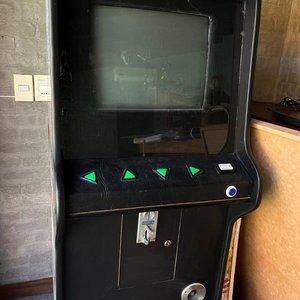 Lote siguiente: Rockola Arcade Vintage con Diseños de The Clash y The Cure