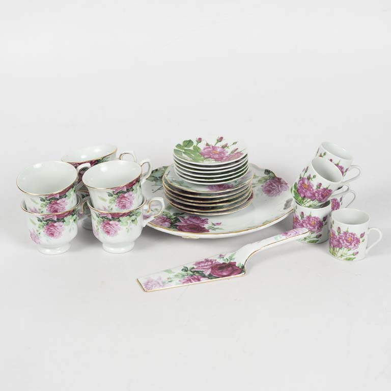 25 Piezas de juego de te y cafe de porcelana inglesa Royal, decorado flores - Medidas: Taza de té: 8x7cm