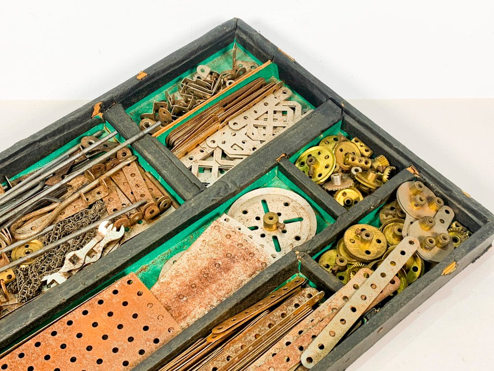 Mecano con manual y herramientas - imagen 4