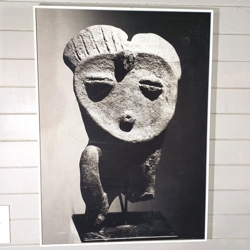 Reproducción de fotografía de Alfredo Testoni: Figurín antropomorfo de cerámica