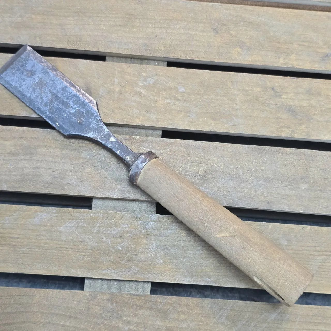 Lote anterior: Formón y chisela de metal con mango de madera