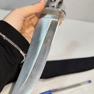 Cuchillo de Acero Sibirya Company con Hoja Grabada y Empuñadura con Relieves, Nuevo con Funda - imagen 4