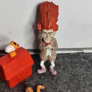 Lote de Figuras de Juguete Antiguas: Supergirl, Angry Bird, Snoopy y Más - imagen 3