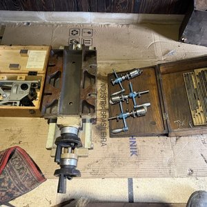 Lote siguiente: Lote de Accesorios para Rectificadora: Carro de Desplazamiento, Instrumento de Centrado y Porta-Piedras
