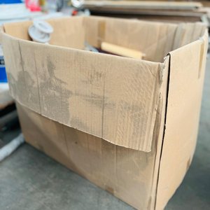 Caja con Porta Toallas Desarmados y Patas de Muebles Varias - imagen 3