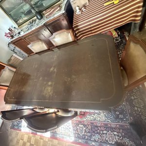 Juego de Comedor Clásico: Mesa y 6 Sillas de Madera con Incrustaciones y Tapizado de Cuero - imagen 2