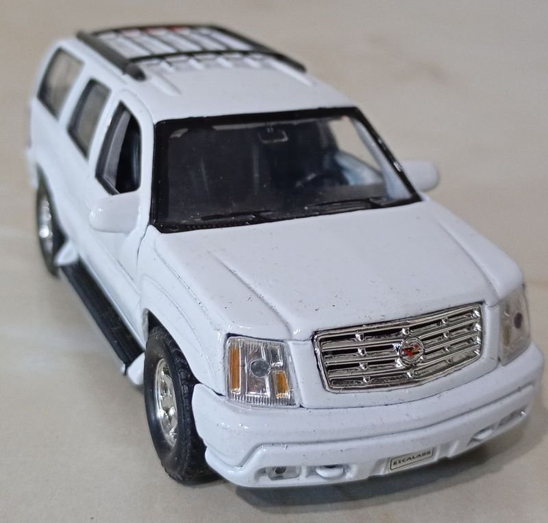 Camioneta a escala CADILLAC ESCALADE en blanco con apertura de puertas - imagen 2