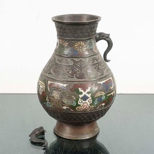 Lote siguiente: Florero de Bronce Cloisonné con Asa Suelta - 10x25 cm