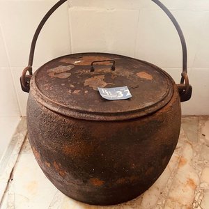 Lote anterior: Olla Antigua de Hierro Fundido con Tapa y Asa