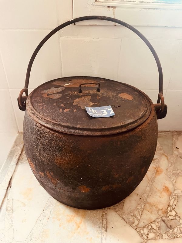 Olla Antigua de Hierro Fundido con Tapa y Asa