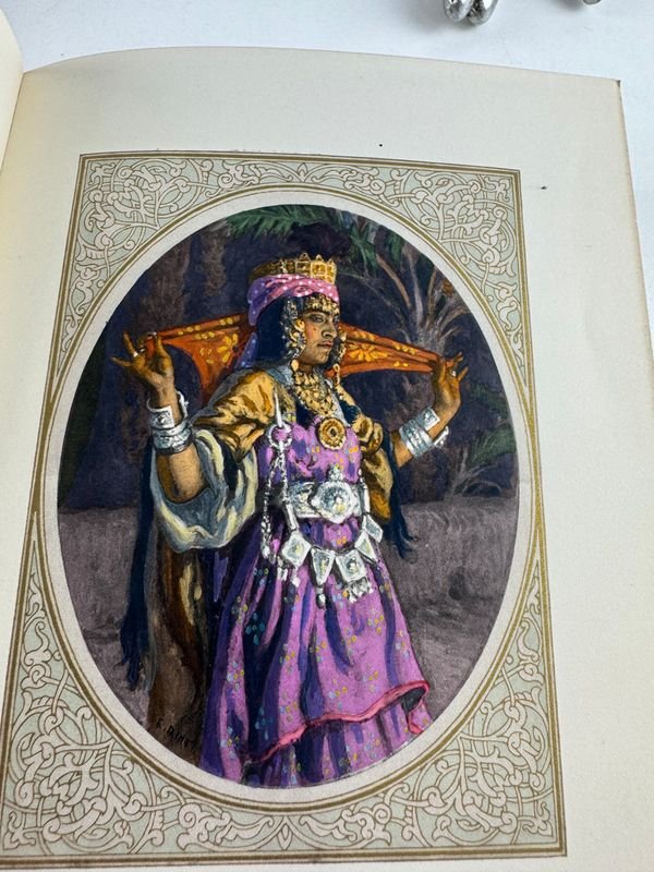 Libro de KHADRA con diseños coloridos y materiales variados - imagen 7
