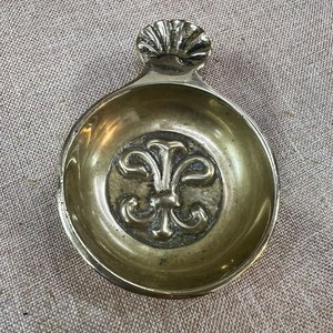 Pequeño Cenicero de Bronce con Flor de Lis y Detalle de Concha - imagen 3