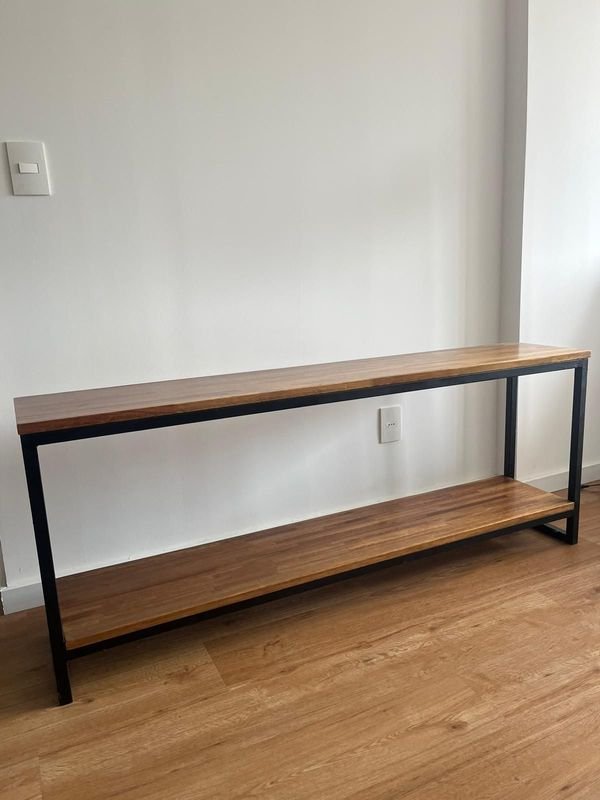 Rack con estante de madera y hierro