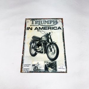 Cartel Metálico Triumph Motorcycles in America con Motocicleta Clásica - imagen 2