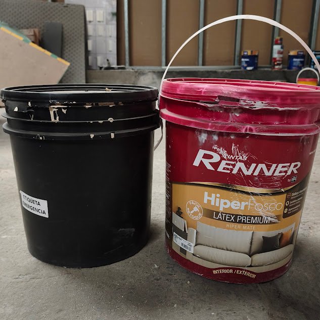 Dos Baldes de Pintura: Renner HiperFosco y GOMATECH Beige