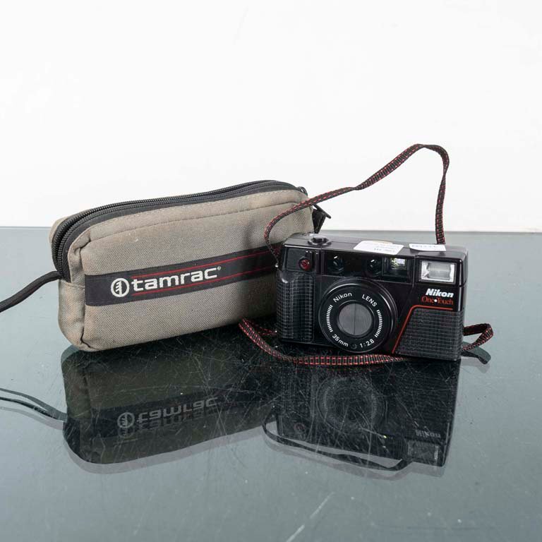 Cámara Analógica Nikon One Touch con Estuche Tamrac