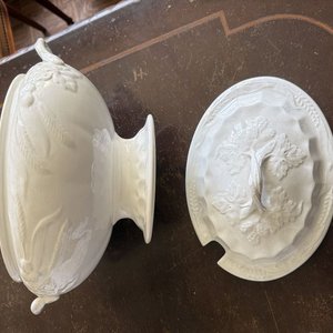 Sopera de Porcelana Blanca Clásica con Relieve y Motivos Florales - imagen 3