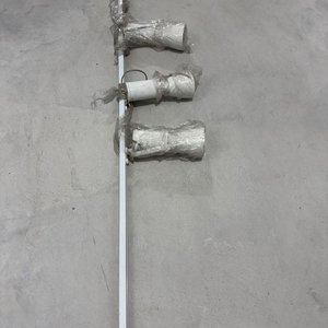 Sistema de Iluminación con Riel y 3 Focos Blancos - imagen 1