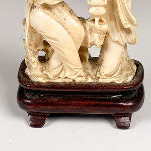 Grupo de Figuras de Marfil con Base de Madera - imagen 4
