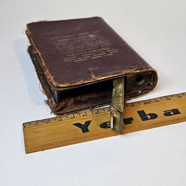 Libro antiguo con regla metálica - imagen 4