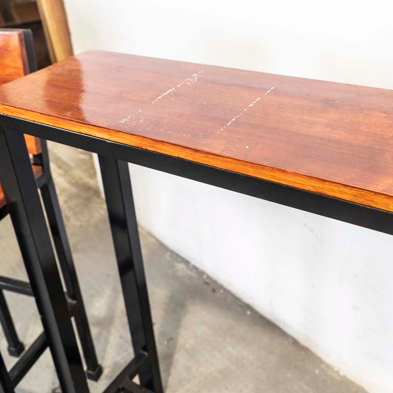 Barra desayunador con dos sillas altas para un hogar acogedor - imagen 3