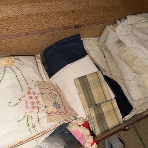 Lote de Manteles y Sábanas Antiguas con Bordados y Encajes - imagen 4