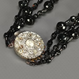 Collar de Tres Vueltas con Piedras Naturales y Mostacillas Negras - imagen 4