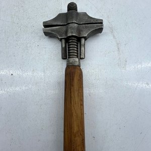 Llave Ajustable Antigua de Doble Mordaza con Mango de Madera - imagen 2