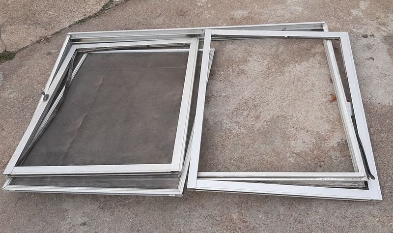 Ventana de Aluminio con Mosquitero, 2 Hojas, Sin Vidrio