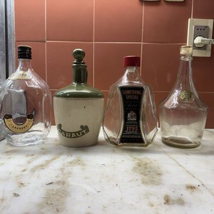 Lote de Botellas y Decantadores de Colección: Lauder's, Baraut, Something Special - imagen 4