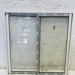 Lote #026b – Ventana de aluminio dos hojas corredizas – 100x100cm - imagen 3