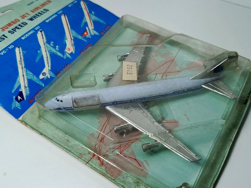Lote siguiente: Avión de juguete vintage metálico Boeing 747 a escala con publicidad PANAM
