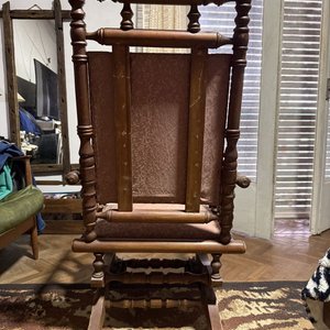 Mecedora Clásica de Madera Noble Oscura con Columnas Torneadas y Tapizado Floral - imagen 4