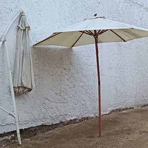 Sombrilla lateral de pie brazo curvo soporte principal sin base / Sombrilla tradicional de eje central con mástil de madera – Las Dos con Detalles - imagen 8