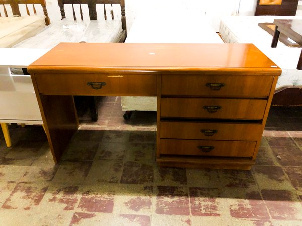 Escritorio de madera con cajones