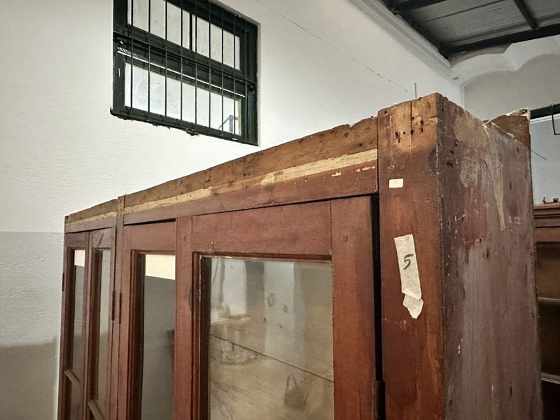 Librería de madera con puertas y estanterías - imagen 4