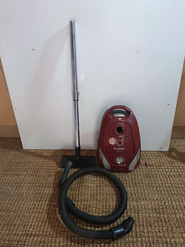 Aspiradora James 1600W Max Roja Funcionando