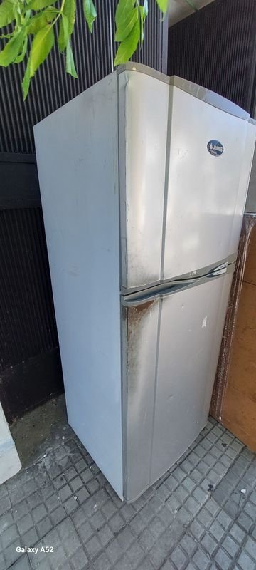 Heladera con congelador de buena calidad - imagen 2
