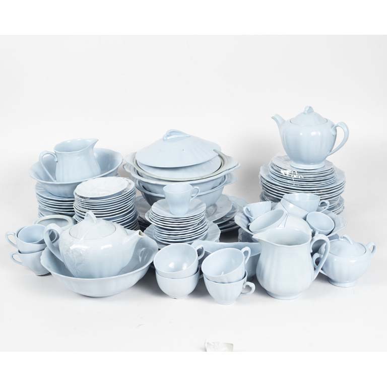 113 Piezas de loza inglesa J & G Meakin celeste. Azucarero sin tapa y manchado, 2 lecheras con cascaduras, algunos platos manchados, 4 platos de postre con cascaduras, sopera con fisura, bandeja de masas con cascadura, falta tapa de guisera, plato hondo con cascadura, tetera con pico cascado.  - Medidas: Taza de té 9x6cm