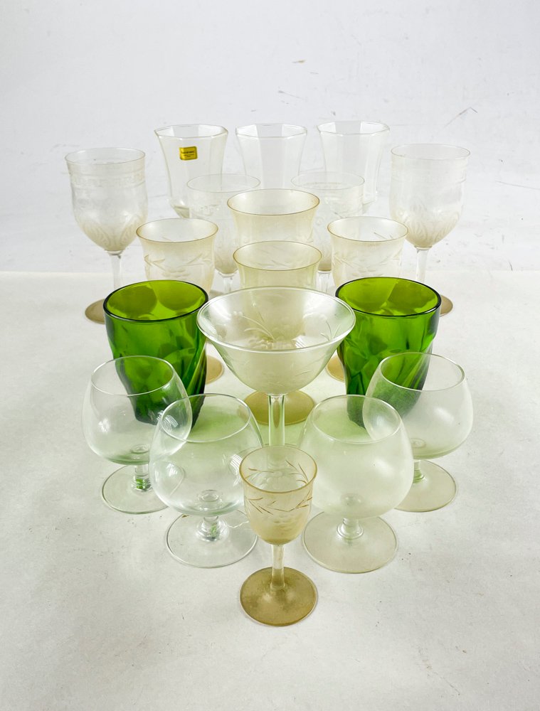 Lote de 19 piezas de cristalería: copas y vasos de vidrio verde y transparente