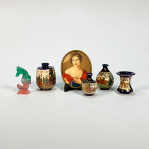 Lote siguiente: Lote de 6 Miniaturas: Cuadro, Lámina, Floreritos Orientales y Figura de Caballo