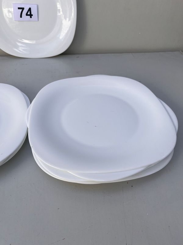 Platos de porcelana blanca con etiqueta '74' - imagen 3