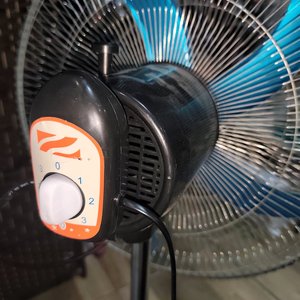 Ventilador de Pie Metálico con 5 Aspas y 3 Velocidades - imagen 3