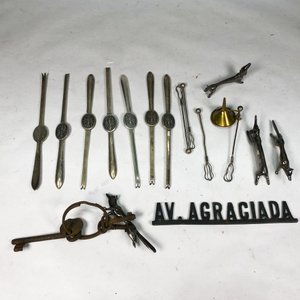 Lote siguiente: Lote de Posacubiertos, Llaves y Cartel Decorativo