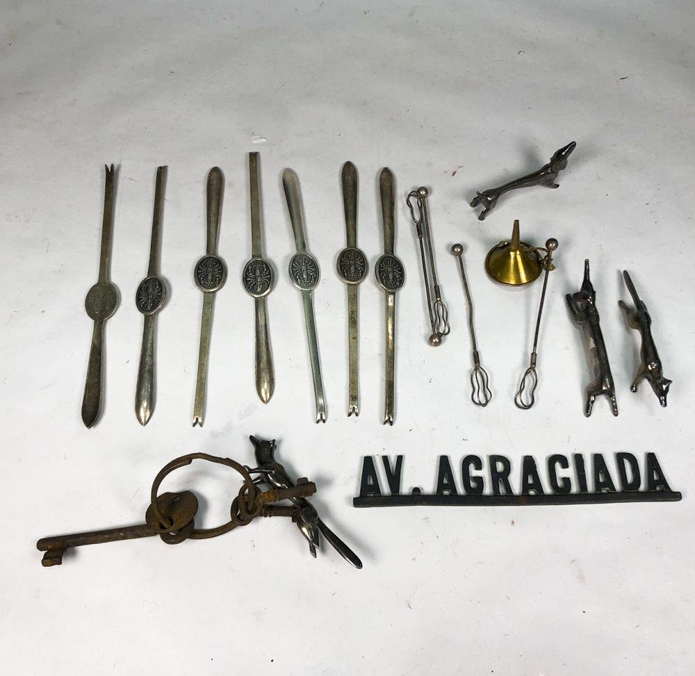 Lote de Posacubiertos, Llaves y Cartel Decorativo