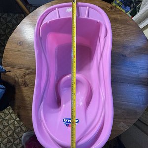 Set de Baño Infantil: Tina Rosada, Soporte Antideslizante y Reductor Fucsia - imagen 6
