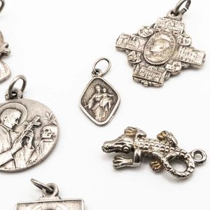 Lote de 7 Dijes de Plata (6 Religiosos) con Detalle de Cocodrilo - imagen 2