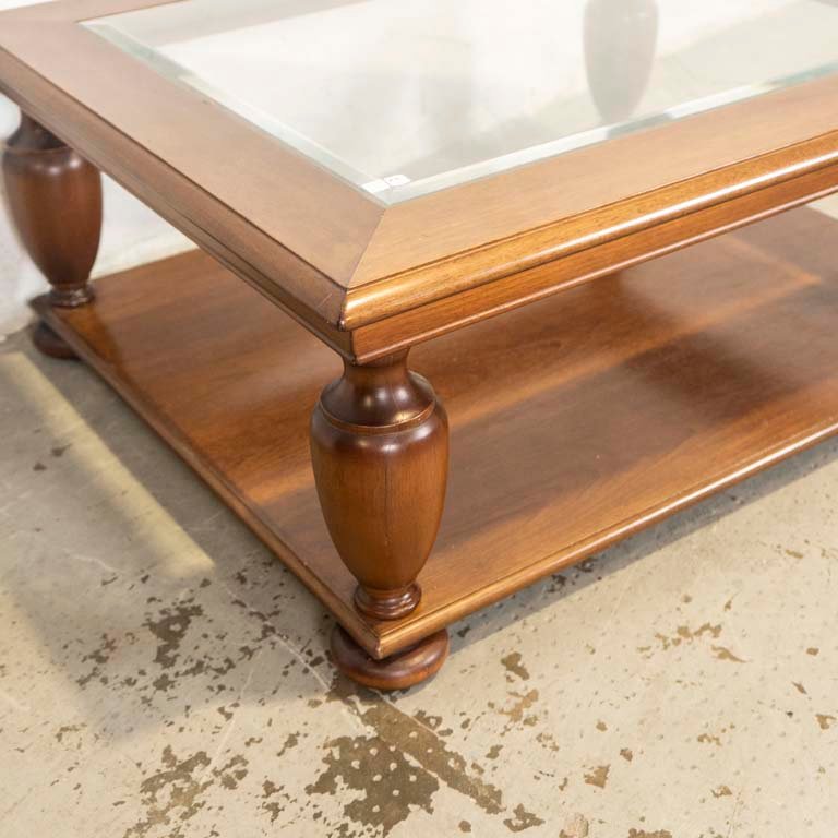 Mesa de living estilo Tudor con tapa de cristal biselado y estante - imagen 3