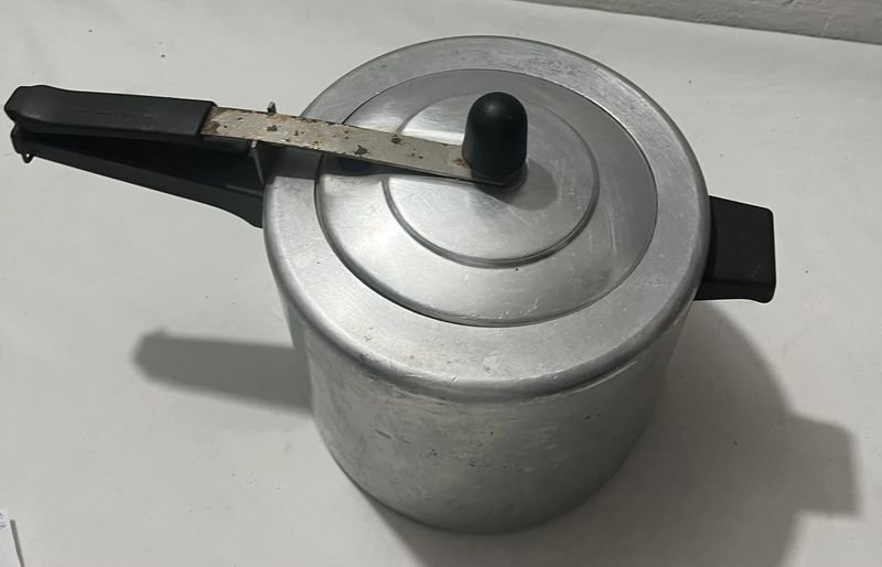 Lote siguiente: Olla a presión de plata